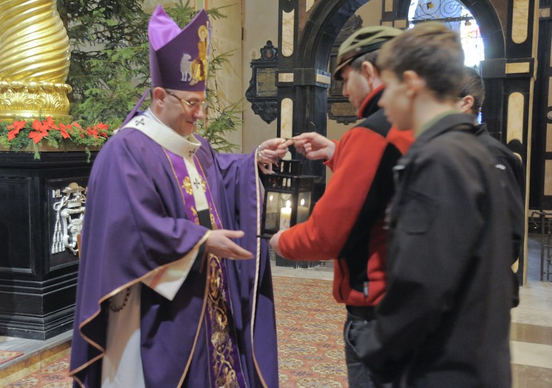 prymas dostal swiatlo betlejemskie - J. Andrzejewski - Prymas Polski.pl