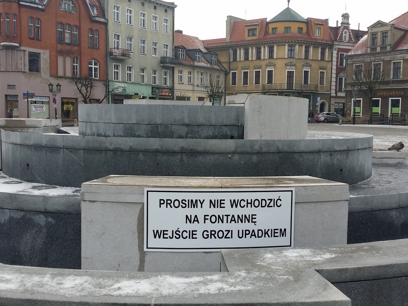 fontanna w gnieznie i napis - Rafał Muniak