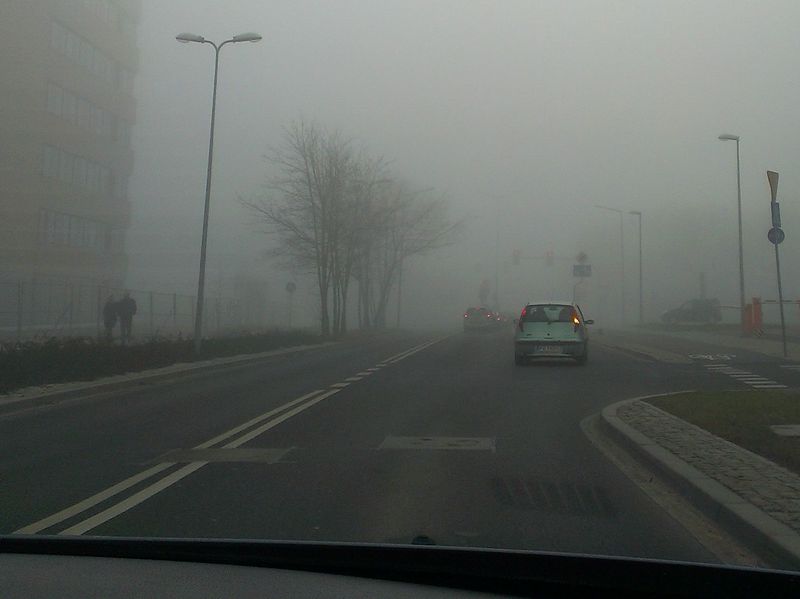 mgla nad miastem na ulicy - Adam Michalkiewicz