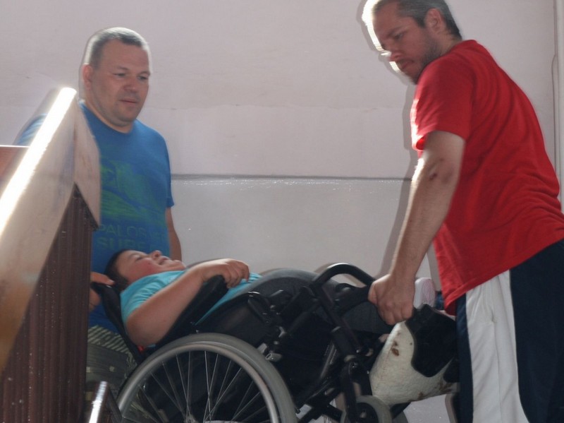 wnosza wozek schodami - Szkoła Zawsze Razem