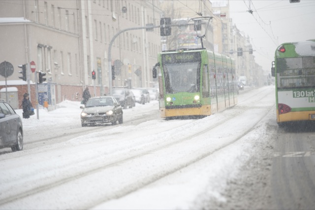 Zima w Poznaniu, zaśnieżona ulica Głogowska - Przemek Modliński