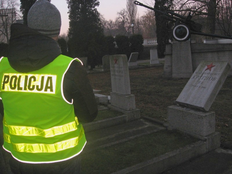 cmentarz radziecki zdewastowany - Policja/Kalisz