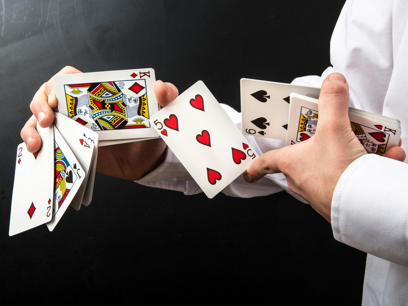 karty do gry iluzjonista - Fotolia.com
