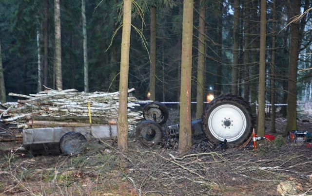 wypadek ciagnika w lesie - Straż Pożarna Jarocin
