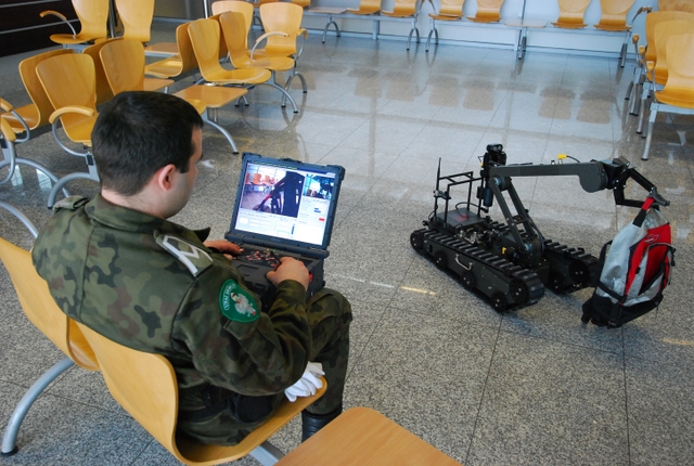 Robot pirotechniczny na Ławicy - Straż Graniczna