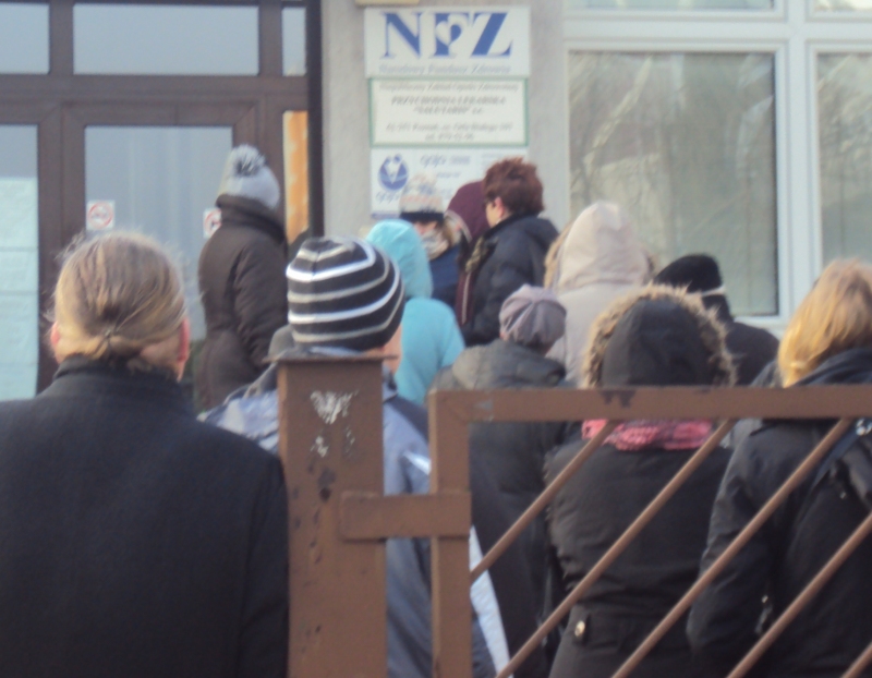 kolejka pod przychodnia - Maciej Kluczka