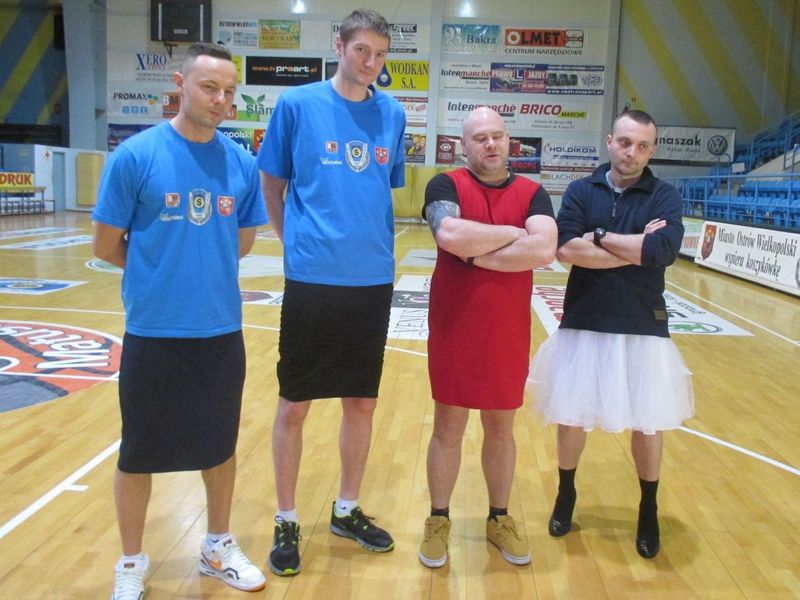 stal w spodnicach - Danuta Synkiewicz