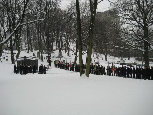 Grób S. Mikołajczyka - kwiaty - Wojciech Chmielewski