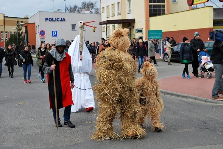 czerniejewo pochod z niedzwiedziem (2) - Czerniejewo.pl