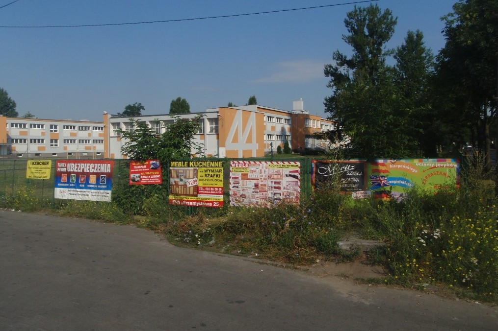 nielegalne reklamy brzydkie na plocie - Straż Miejska Poznań
