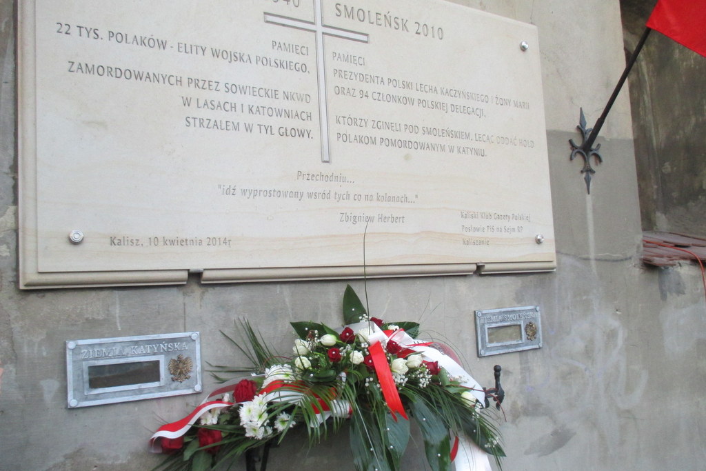 urny z ziemią katyńską i smoleńską - Danuta Synkiewicz