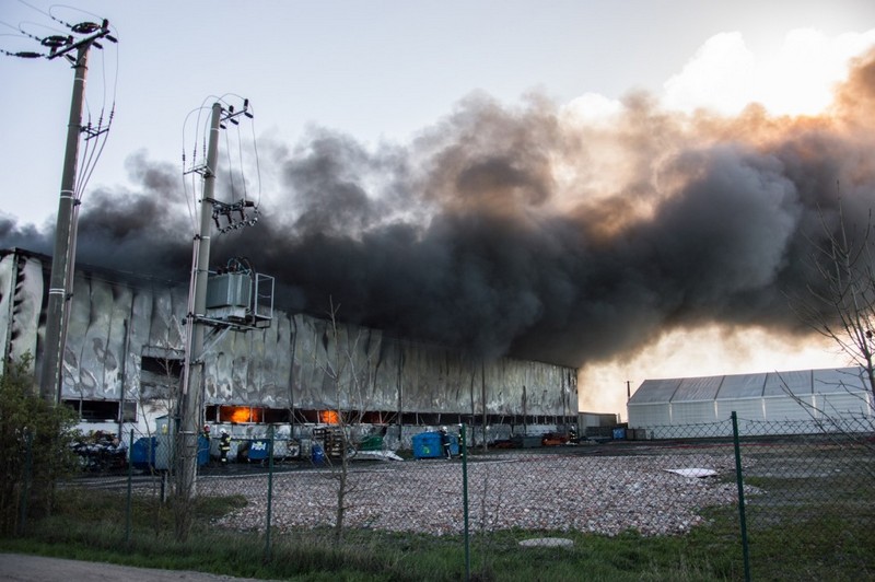 pozar-hali-magazynowej-lowecin-4a - Swarzędz na sygnale