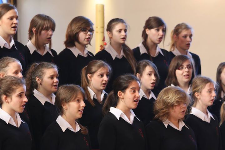 chor dziewczecy skowronki w kosciele - Chór Skowronki