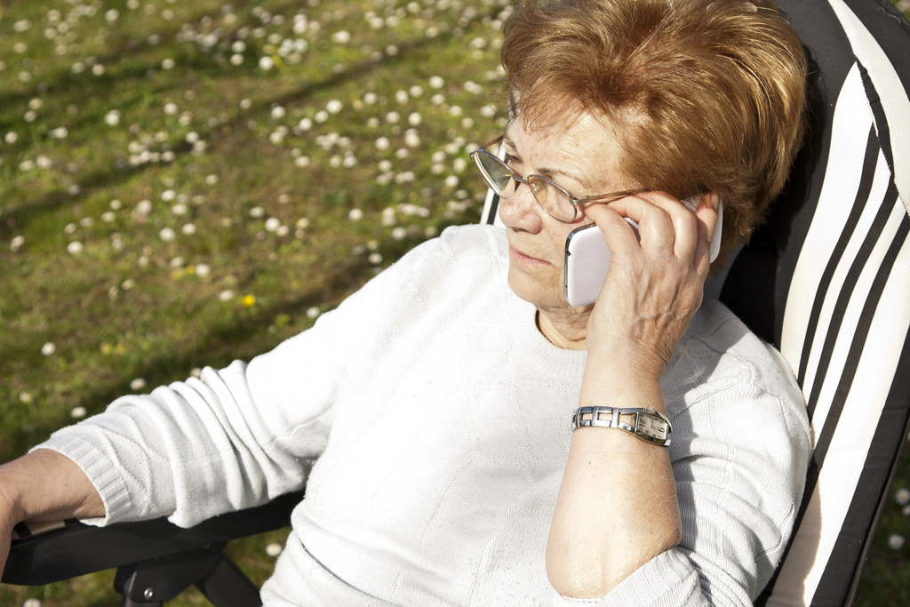 seniorka rozmawia przez telefon - Fotolia.pl