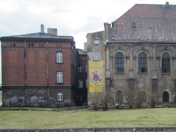 klasztor jezuitow ściana od ul garbary - Wojciech Chmielewski