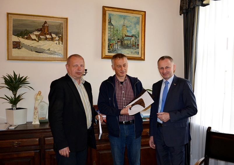 topór bojowy podarowany (1) - Starostwo Powiatowe w Szamotułach