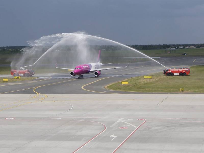 lawica samolot wizzair - Lotnisko Ławica