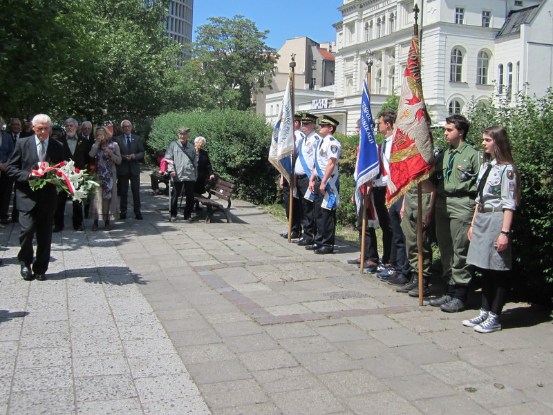 kwiaty pod tablicą ofiar ub (3) - Jacek Kosiak