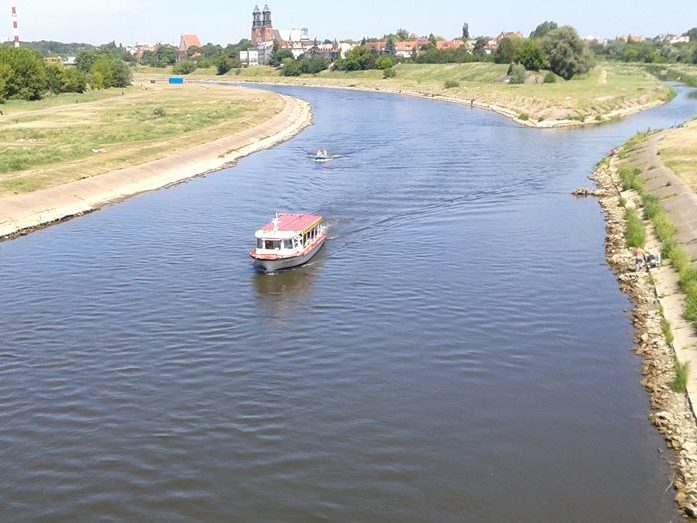 statek i łódka na rzece - Radio Merkury