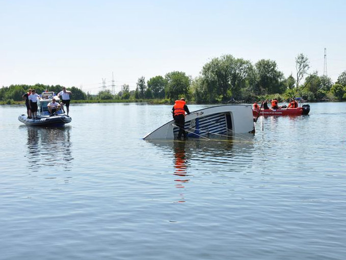 przewrócona żaglówka ćwiczenia - Policja Konin