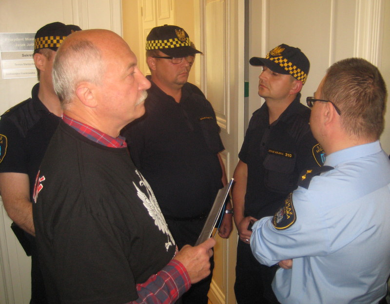 pikieta-urzad-99-fraytag - Jacek Butlewski