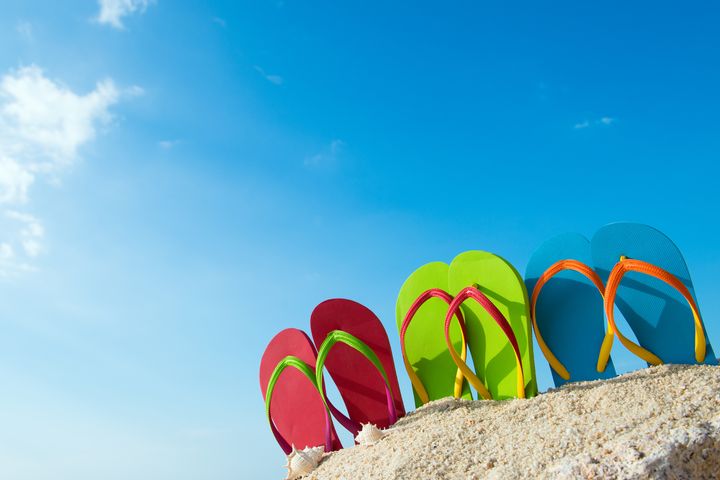 lato klapki na plaży - Fotolia.pl