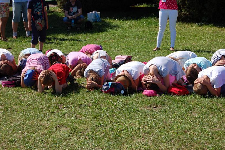 dzieci w pozycji żółwia - Policja Konin