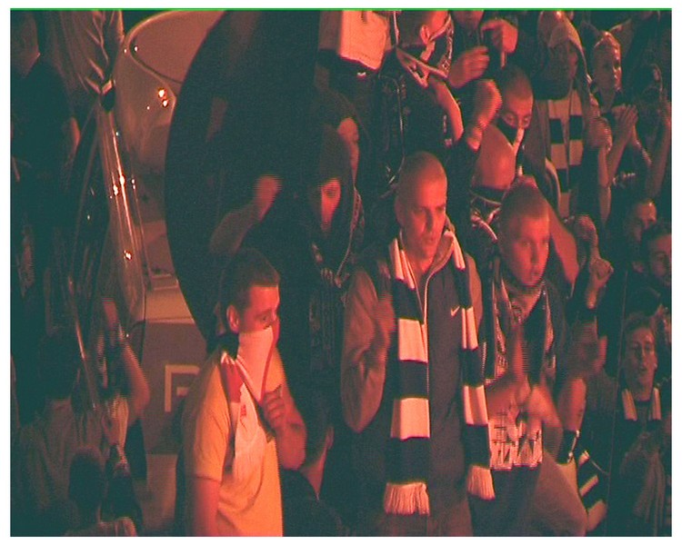 kibice wandale na dachu - KWP w Poznaniu