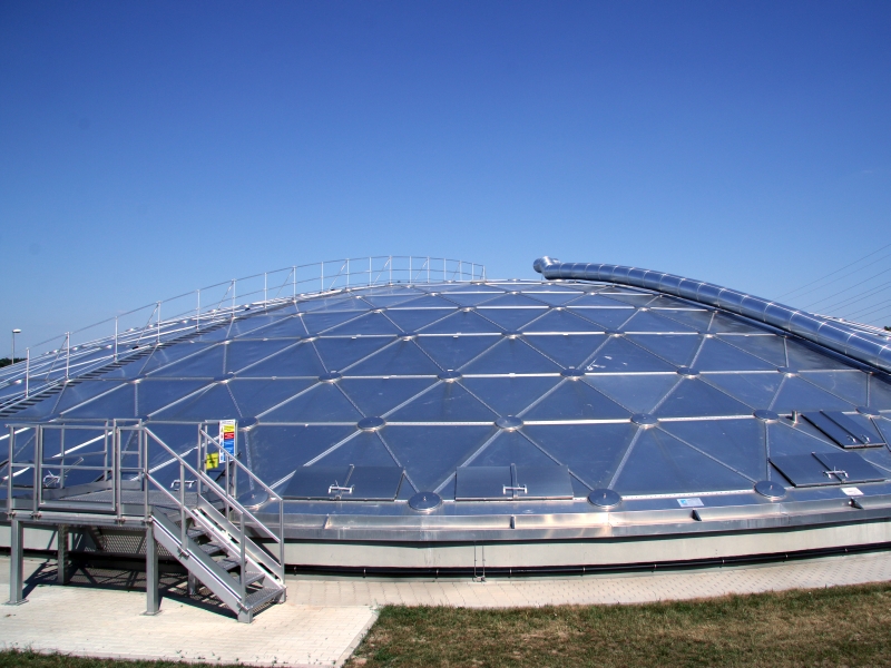 kopuły odorowe na oczyszczalni - coś (3) - Marcin Wesołowski