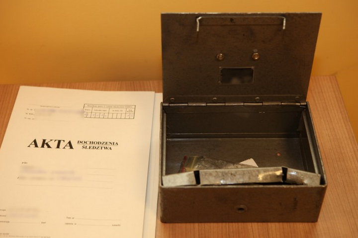 akta dochodzenia śledztwa pieniądze - Policja Poznań