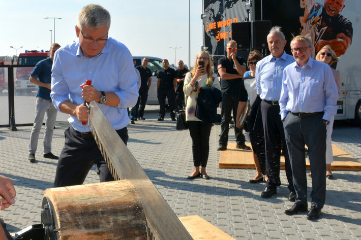 jaśkowiak piłuje drewno - UMP