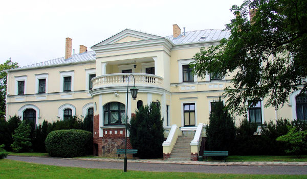 dwór w skrzynkach - Uniwersytet im. Adama Mickiewicza