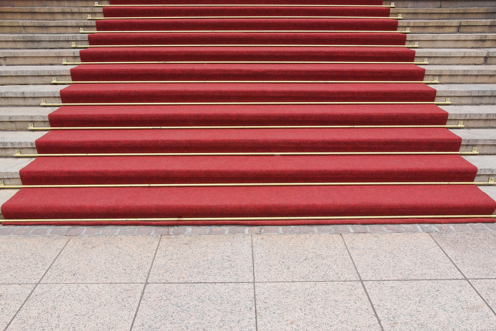 schody z czerwonym dywanem - Radio Merkury - Fotolia.pl