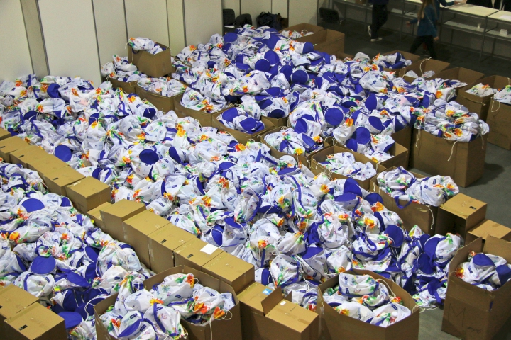 odbierają pakiety startowe na maraton (3) - Marcin Wesołowski