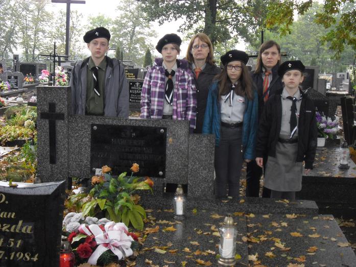 3 Drużyna harcerska i 3 Drużyna starszoharcerska Czarne stopy z Kościelca -  Grób harcerzy rozstrzelanych przez hitlerowców w Kościelcu 