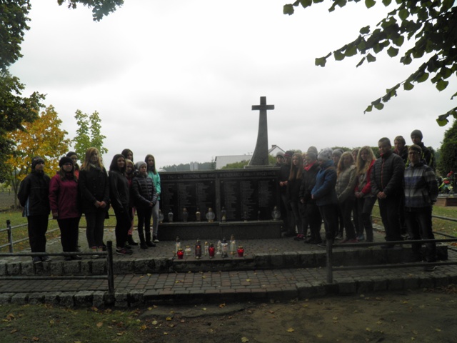 Iwona Kowalska - młodzież Gimnazjum im. Jana Pawła II w Ryczywole - pomnik Polaków zamordowanych przez Niemców na cmentarzu parafialnym