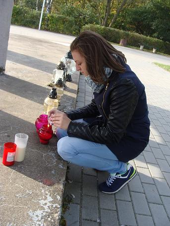 Patrycja Brodzińska - Uczniowie z Zespołu Szkół Zawodowych z Kurzętnika z opiekunami - sprzątali miejsca  egzekucji,pamięci i zapalili znicze w: Nowym Mieście Lubawskim, Nawrze