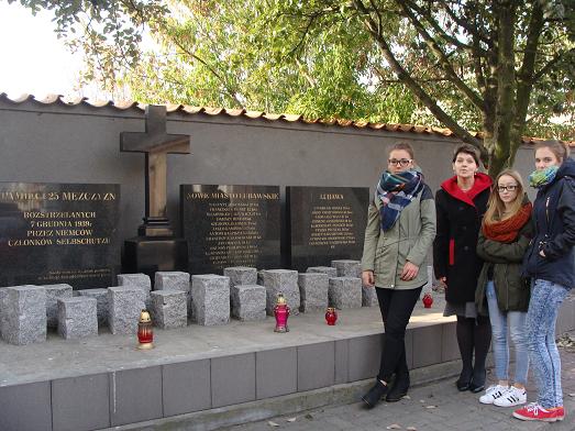 Patrycja Brodzińska - Uczniowie z Zespołu Szkół Zawodowych z Kurzętnika z opiekunami - sprzątali miejsca  egzekucji,pamięci i zapalili znicze w: Nowym Mieście Lubawskim, Nawrze