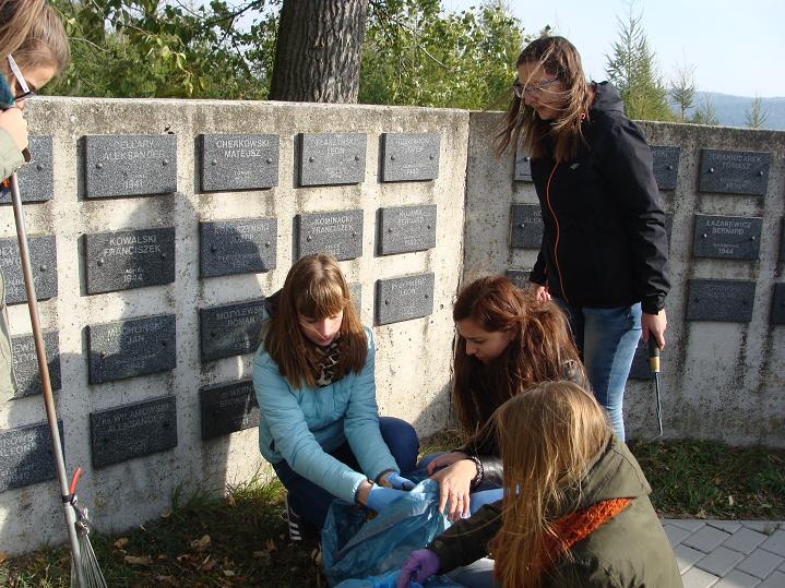 Patrycja Brodzińska - Uczniowie z Zespołu Szkół Zawodowych z Kurzętnika z opiekunami - sprzątali miejsca  egzekucji,pamięci i zapalili znicze w: Nowym Mieście Lubawskim, Nawrze