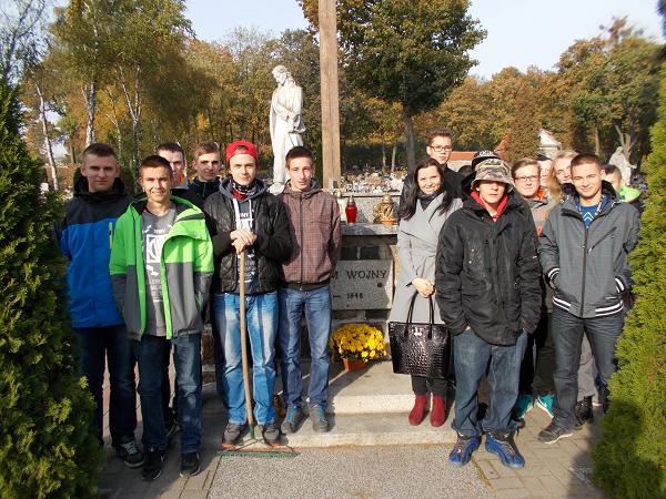 Patrycja Brodzińska - Uczniowie z Zespołu Szkół Zawodowych z Kurzętnika z opiekunami - sprzątali miejsca  egzekucji,pamięci i zapalili znicze w: Nowym Mieście Lubawskim, Nawrze