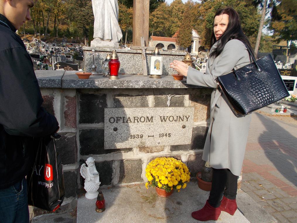 Patrycja Brodzińska - Uczniowie z Zespołu Szkół Zawodowych z Kurzętnika z opiekunami - sprzątali miejsca  egzekucji,pamięci i zapalili znicze w: Nowym Mieście Lubawskim, Nawrze