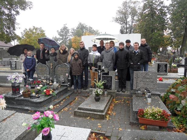 Maciej Adamski - uczniowie i nauczyciele gimnazjum w Trzemesznie zapalali znicze na miejscowym cmentarzu. 