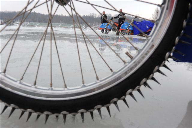 Motocykowe wyścigi na lodzie - Marek Lapis/pressphoto.pl