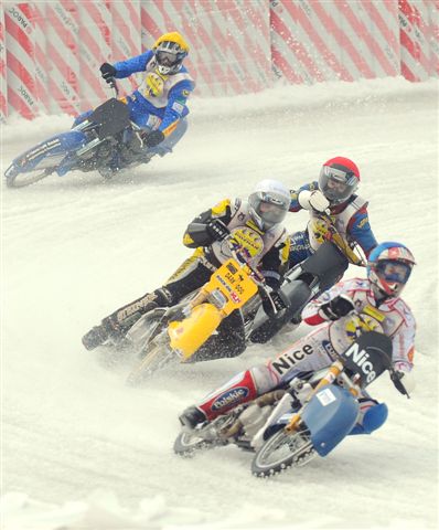 Motocykowe wyścigi na lodzie - Marek Lapis/pressphoto.pl