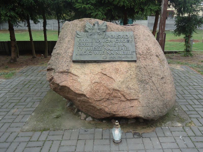 Głaz pamięci przy Bazylice Mniejszej w Szamotułach