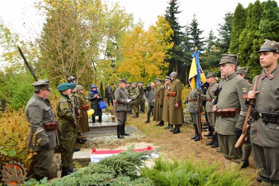 tabliczki dla powstancow salut - Muzeum Broni Pancernej w Poznaniu