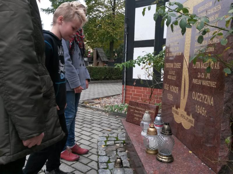 J. Kosmowska - Reprezentanci uczniów  Szkoły Podstawowej im. Armii Krajowej w Kaczkowie z siedzibą w Rojęczynie po raz drugi wzięli udział w akcji „Zapal znicz pamięci".