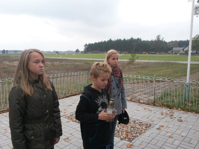 J. Kosmowska - Reprezentanci uczniów  Szkoły Podstawowej im. Armii Krajowej w Kaczkowie z siedzibą w Rojęczynie po raz drugi wzięli udział w akcji „Zapal znicz pamięci".