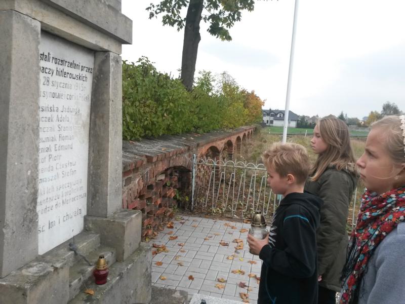 J. Kosmowska - Reprezentanci uczniów  Szkoły Podstawowej im. Armii Krajowej w Kaczkowie z siedzibą w Rojęczynie po raz drugi wzięli udział w akcji „Zapal znicz pamięci".