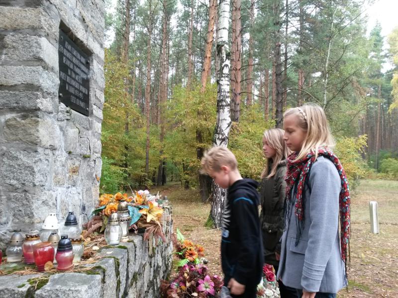 J. Kosmowska - Reprezentanci uczniów  Szkoły Podstawowej im. Armii Krajowej w Kaczkowie z siedzibą w Rojęczynie po raz drugi wzięli udział w akcji „Zapal znicz pamięci".